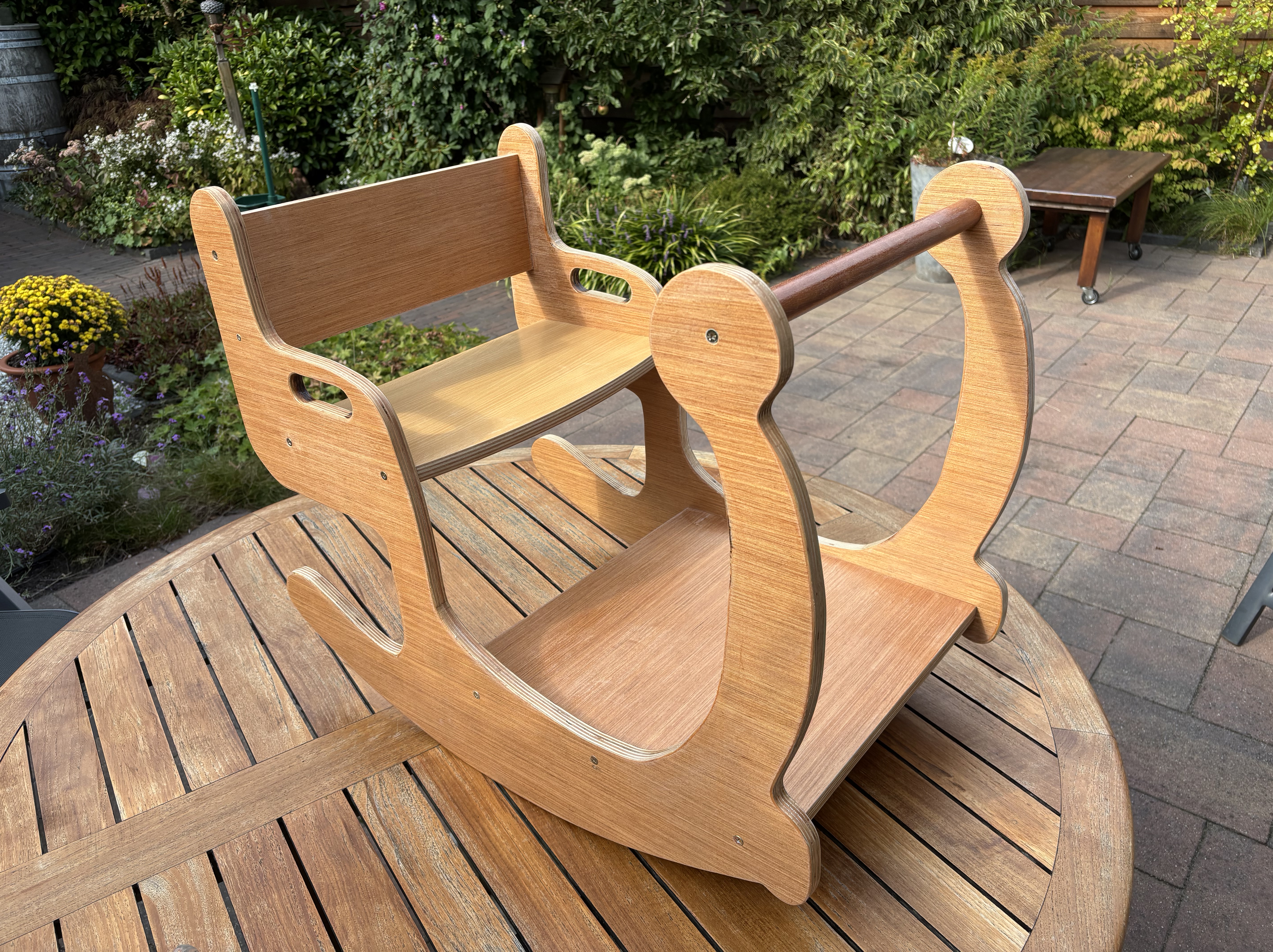 Schommelstoel voor peuters Door hem om te draaien verandert deze in een bureau