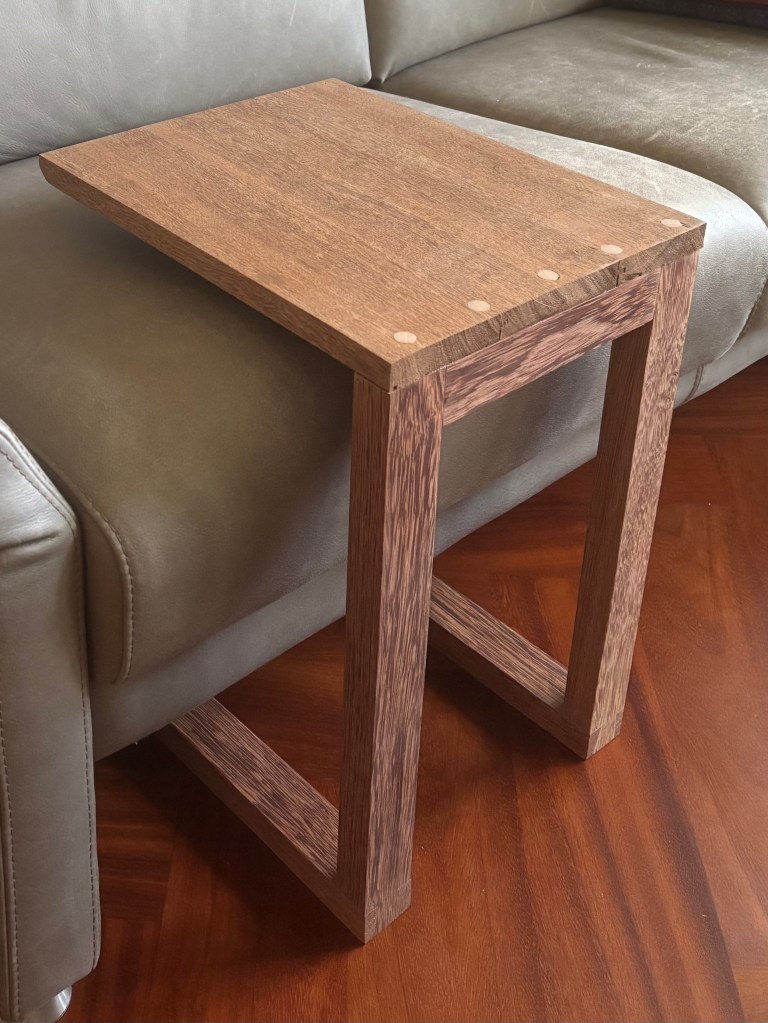 Handig bijzettafeltje ook voor als je op de bank zit en iets naast je wilt neerzetten